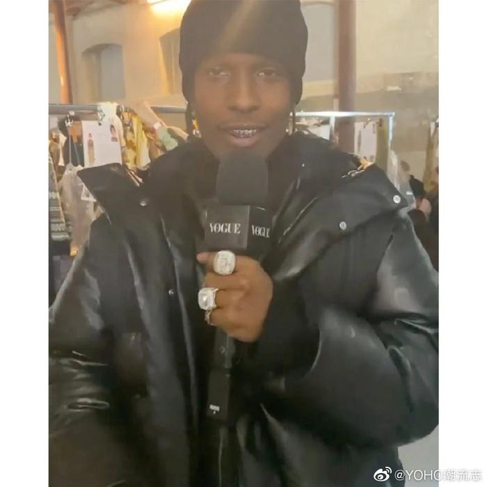 近日，A$AP Rocky在巴黎时装周的后台接受Vogue采访时