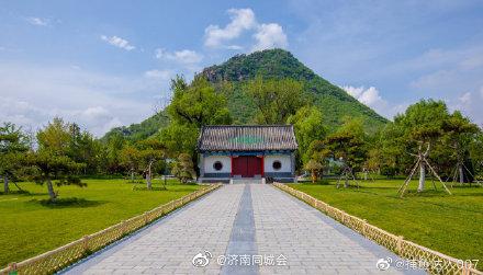 华山，又名华不注山。地处济南市区东北，位于黄河以南，小清河以北