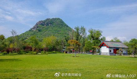 华山，又名华不注山。地处济南市区东北，位于黄河以南，小清河以北