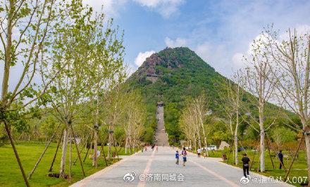 华山，又名华不注山。地处济南市区东北，位于黄河以南，小清河以北