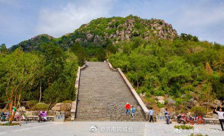 华山，又名华不注山。地处济南市区东北，位于黄河以南，小清河以北