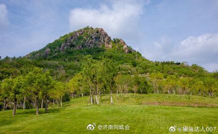 华山，又名华不注山。地处济南市区东北，位于黄河以南，小清河以北