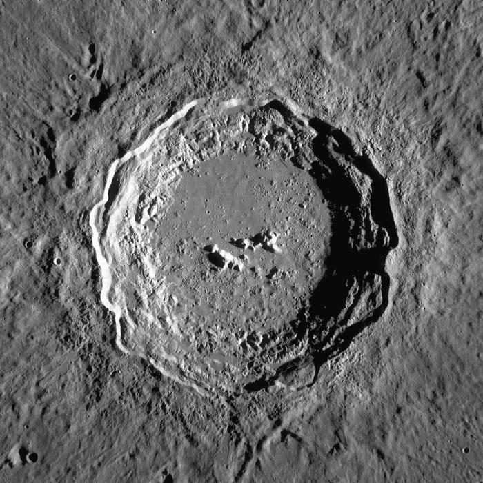 为什么一些月球陨石坑的周围会有射线？