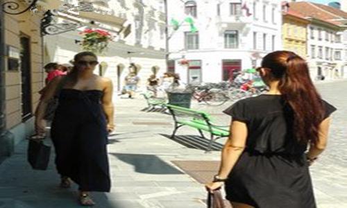 从南斯拉夫解体而来，海岸线46公里街头美女众多，是世界最富国家