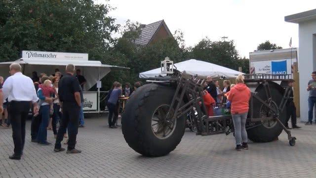 打造一辆巨型自行车，重量高达950公斤，引来无数人围观！