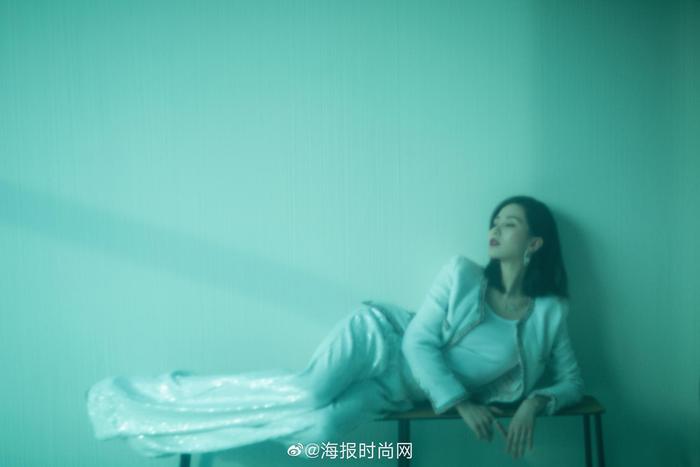 刚刚官宣新剧《亲爱的自己》的演员@刘诗诗 亮相香奈儿印记图书馆活动