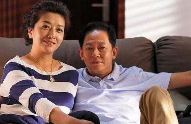 51岁江珊近照，36岁丈夫比靳东还要帅，是女儿特满意的“继父”