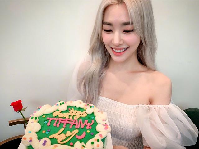 Tiffany黄美英生日会，三套造型齐上线，30岁依旧美成少女