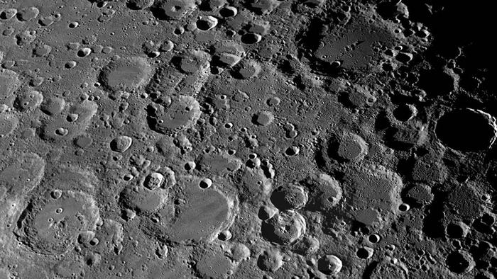 为什么一些月球陨石坑的周围会有射线？