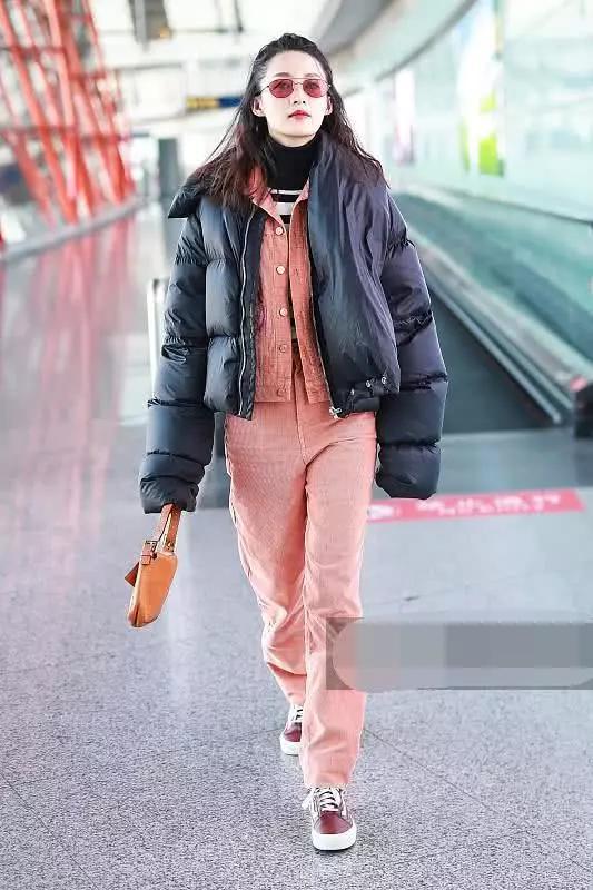 女明星们变了！往日机场街拍走性感路线，如今一个比一个穿得多