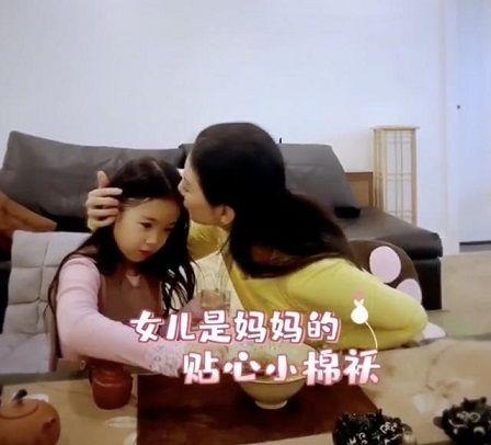 黄奕和女儿一起学习茶道，女儿铛铛越来越淑女，被赞是贴心小棉袄