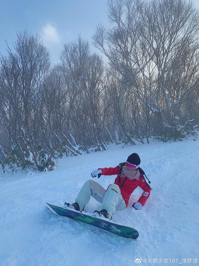 徐梦洁很爱运动，冰天雪地照样滑雪，率性女孩没跑了