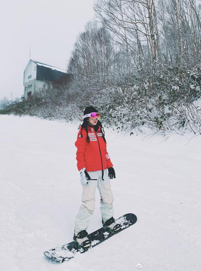 徐梦洁很爱运动，冰天雪地照样滑雪，率性女孩没跑了