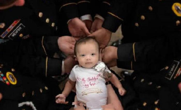 士兵爸爸阵亡，女儿出生不久之后，跟战友们拍摄了一组温馨的照片