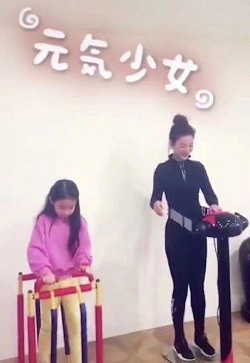 黄奕和女儿一起学习茶道，女儿铛铛越来越淑女，被赞是贴心小棉袄