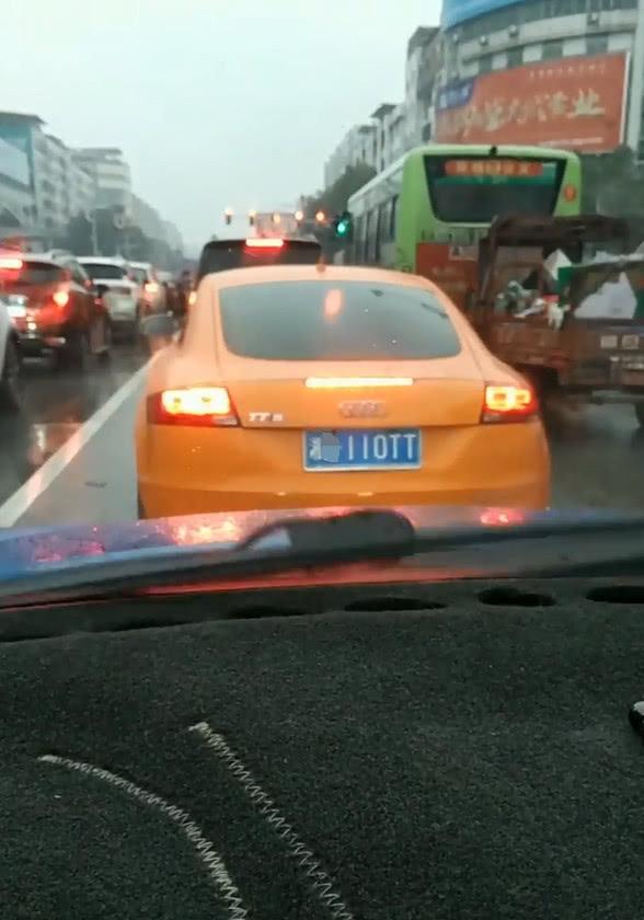 湖南偶遇奥迪TT，当看到车牌号，网友：忍不住多看几眼！