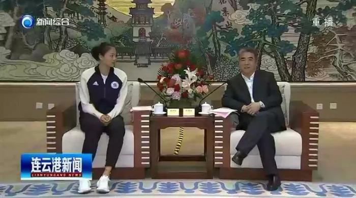 女排队员回乡，市委书记发荣誉证书、市长送鲜花