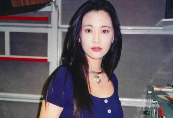 51岁王馨平与富豪丈夫低调庆结婚18年，老夫老妻仍恩爱可惜无子女