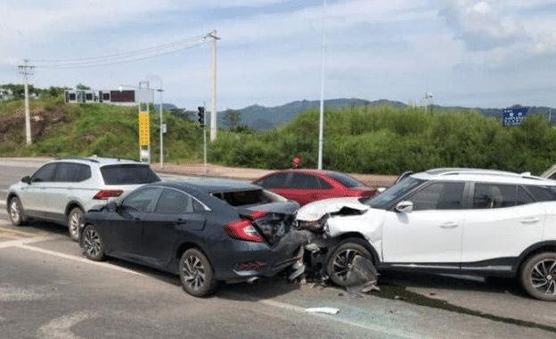 思域被称“神车”，安全性怎么样？一场连环追尾给出答案