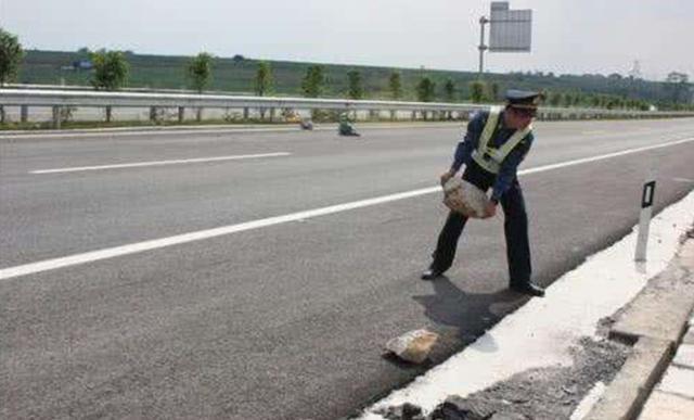 高速公路上遇到石头怎么办？老司机告诉你：要命的都这样整