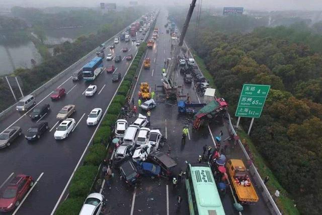 高速公路上遇到石头怎么办？老司机告诉你：要命的都这样整