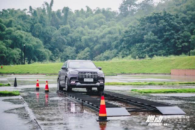 名场面！瑞虎8“雨战”，燃情体验全能驾驭