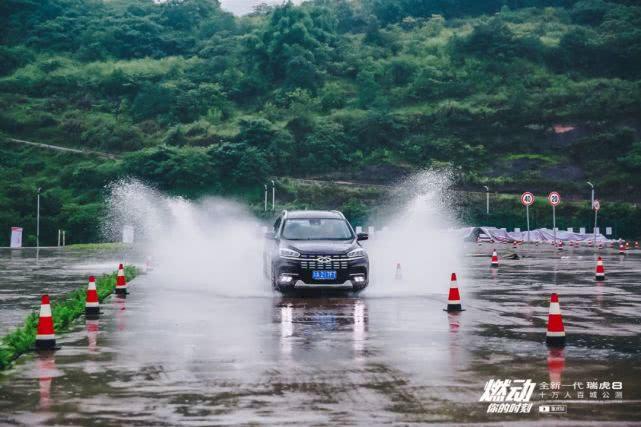 名场面！瑞虎8“雨战”，燃情体验全能驾驭