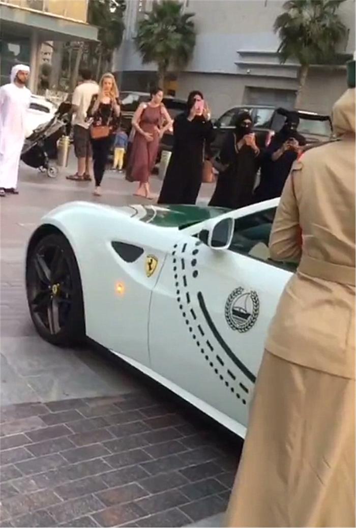 法拉利F12警车现迪拜，本不会注意，但小姐姐侧颜实在惹眼！