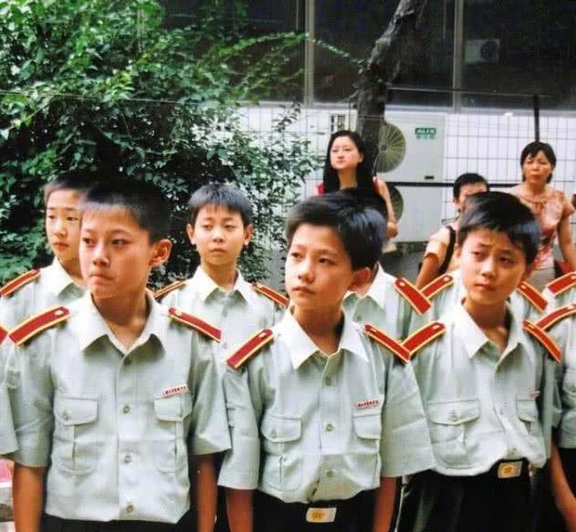 杨洋小时候穿军装的照片曝光，校草也真不是说说而已的