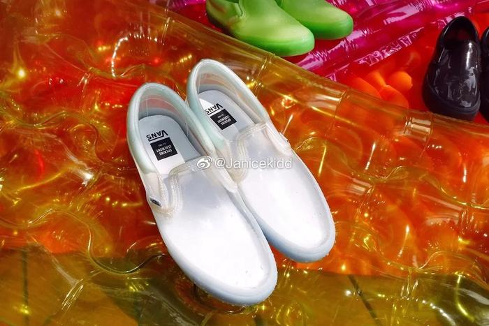 Opening Ceremony x Vans 全新联名 Slip-On PVC
新联名系列选择以 Sl