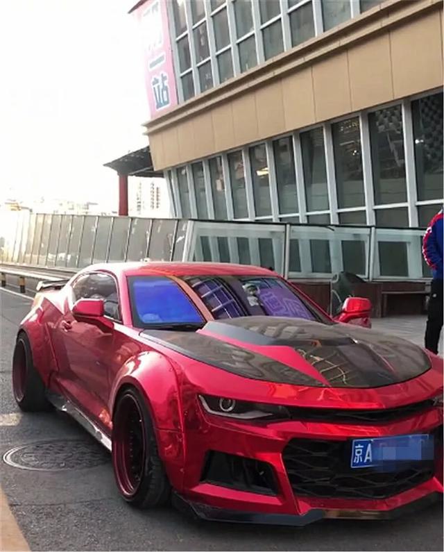 北京最“帅”大黄蜂！车身改装宽体、4出排气，全车贴膜电镀红！