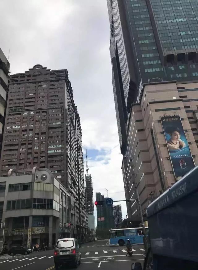 高雄：一座“钱淹肚脐”的城市是怎么变得“又穷又老”的？