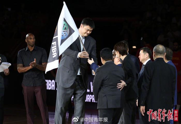姚明将国际篮联会旗交付给下一届举办国代表——2023年男篮世界杯亚洲
