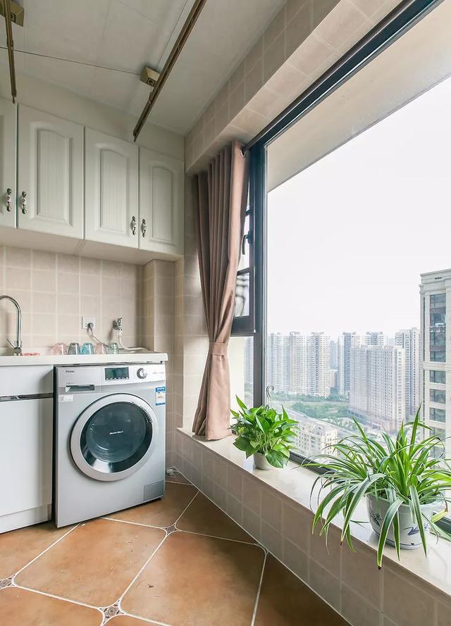 实用的阳台，洗衣机和吊柜都不能少，你家做了吗？