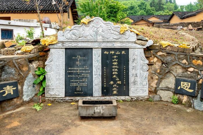 要想富，鬼挡路！坟墓建在村口门前，祭奠方便，不占耕地！