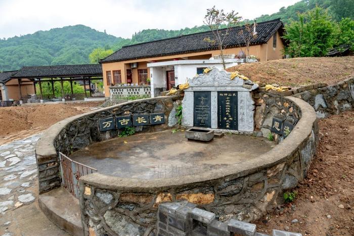 要想富，鬼挡路！坟墓建在村口门前，祭奠方便，不占耕地！