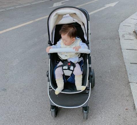 婴儿推车和抱娃腰凳，哪个带出门更方便？这些好处和建议家长收藏