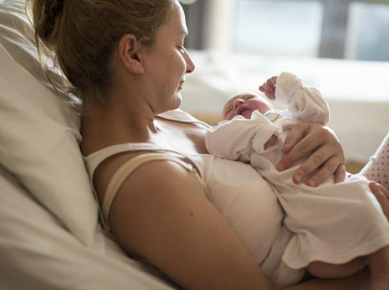 产后第一次给宝宝哺乳什么感觉？这些技巧和方法，让新生儿发育好