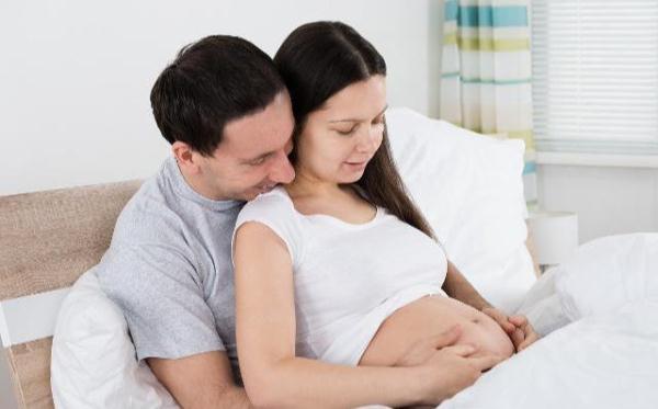 胎动时，为什么爸爸一摸，胎宝宝就不动了，胎儿已经认人了吗？