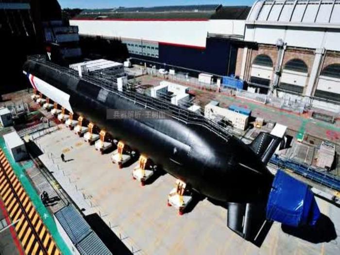 法国首艘梭鱼级核潜艇亮相！潜航噪音接近鲸鱼，性能堪比093B
