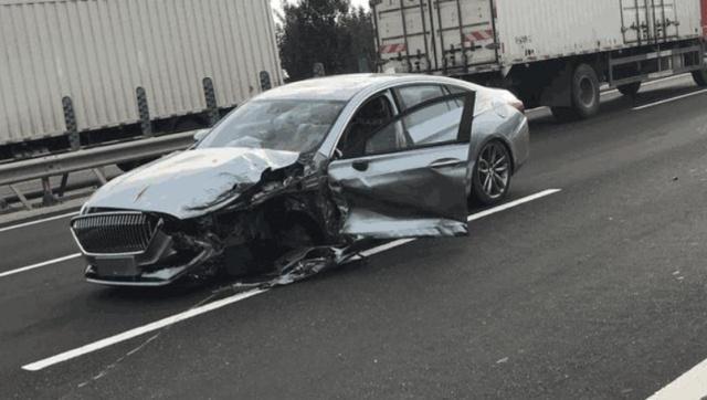 偶遇红旗H5事故车，拆开保险杠后，车主：不敢相信自己的眼睛