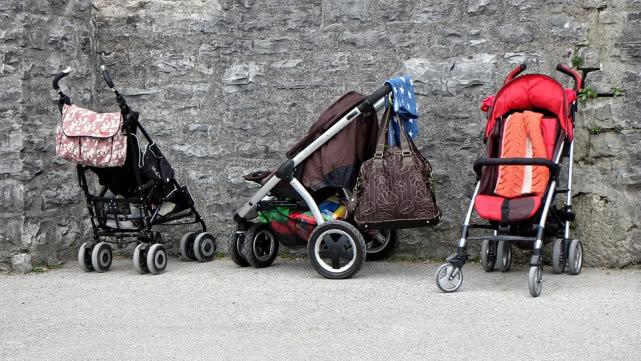 婴儿推车和抱娃腰凳，哪个带出门更方便？这些好处和建议家长收藏