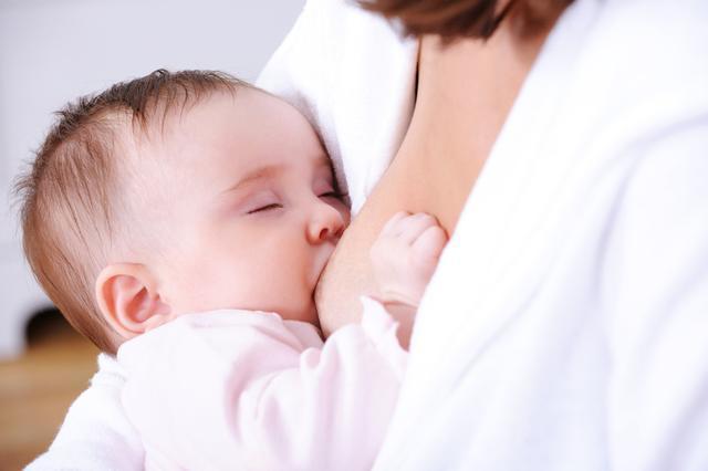 产后第一次给宝宝哺乳什么感觉？这些技巧和方法，让新生儿发育好