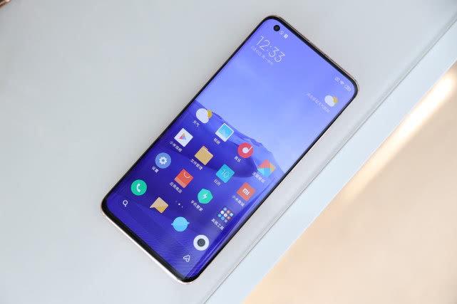 卢伟冰连发两条关于屏幕的投票！为Redmi K30 Pro预热做准备？