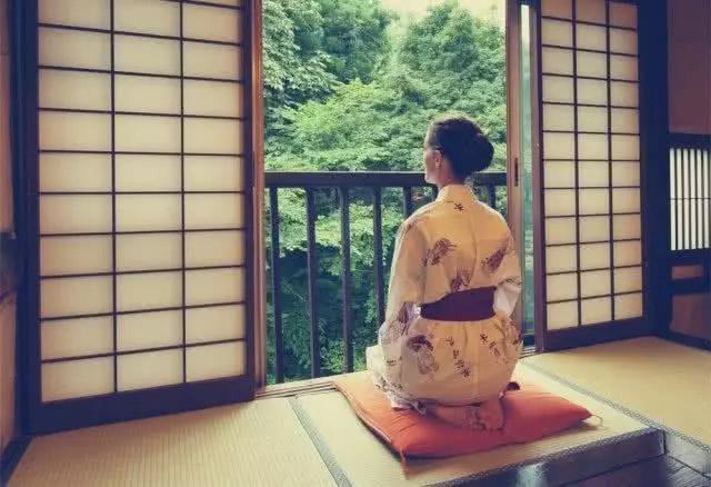 日本男女共浴令人尴尬，假如女游客去日本泡温泉，该怎样保护隐私