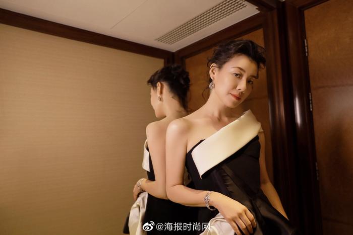 今晚，@演员刘琳 优雅亮相第25届上海电视节“白玉兰绽放”颁奖盛典
