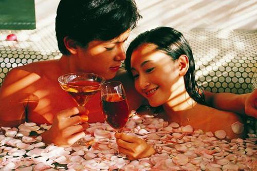 经常回忆婚前的热恋情景，能唤起夫妻的感情共鸣，增加浪漫情感