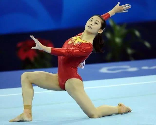 中国两位体操女童人生大不同，一人退役一人成队长大美女