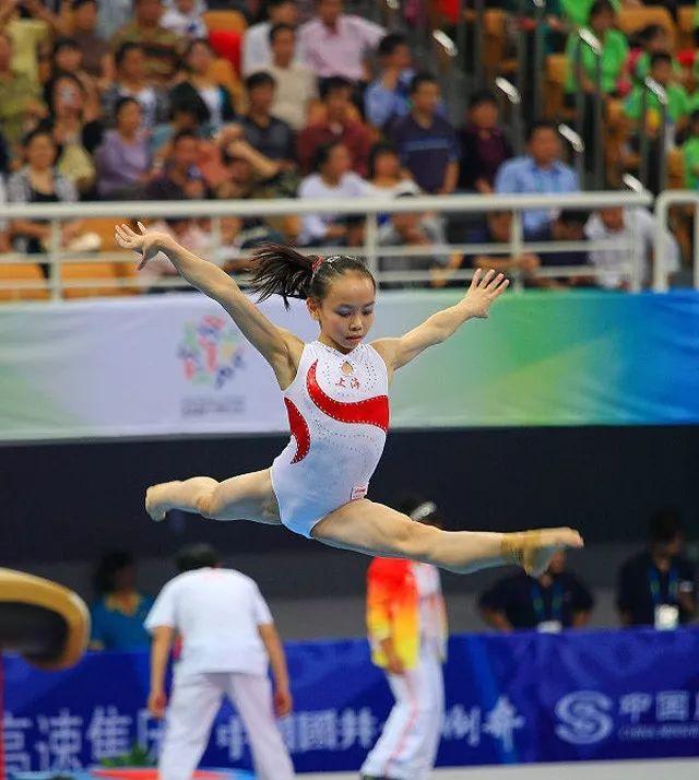 中国两位体操女童人生大不同，一人退役一人成队长大美女