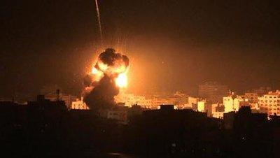 不服就空袭，以军轰炸过后战车碾压攻击，沙特抓捕巴勒斯坦人配合